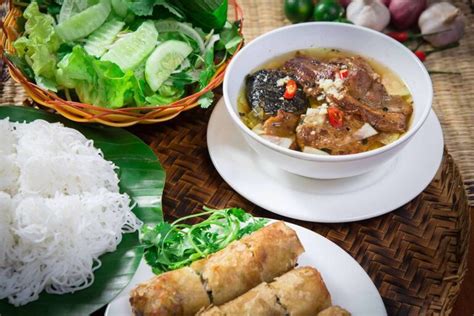  Bún Chả: Kuin Savustettua Herkkua Mausteisella Kastikkeella Seuraten