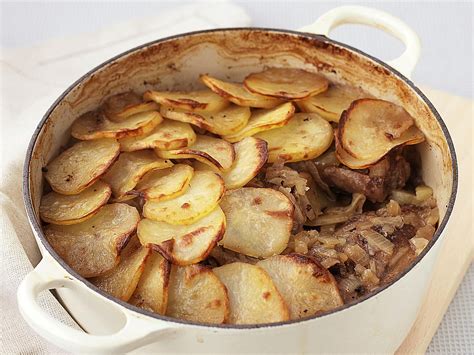  Lancashire Hotpot: Juhlava ja mausteinen kokkelielämys, joka lämmittää sieluasi!