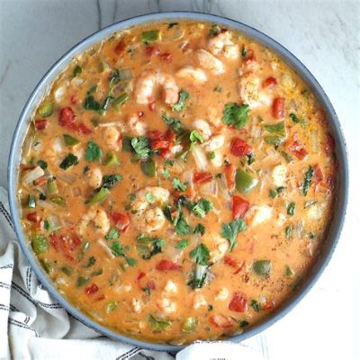  Moqueca de Camarão: A Flavorful Explosion of Creamy Coconut Broth and Tangy Lime!