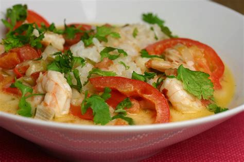  Moqueca de Camarão! Uma Festa Tropical em Cada Garfada 